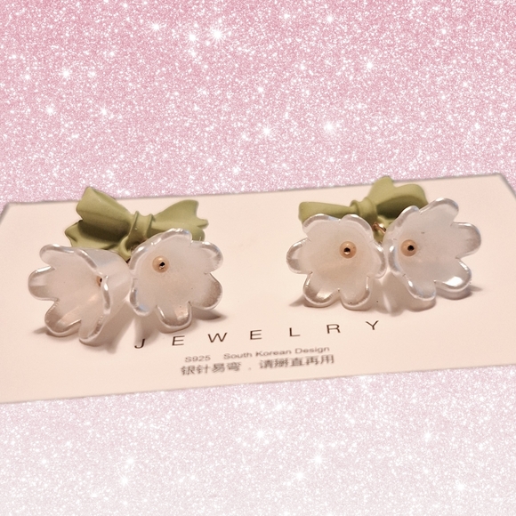 ❗️5/$25❗️NWT Chic Olive Bow and White Petal Earrings - Picture 4 of 4